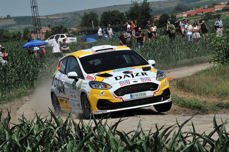 Vítězem 17. ročníku Agrotec Petronas Syntium Rally Hustopeče se stal Jan Kopecký (Škoda Fabia Rally2 evo), který o necelých sedm vteřin porazil Václava Pecha (Ford Focus WRC).