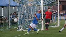 Fotbalisté Tlumačova (modré dresy) v rámci oslav výročí devadesáti let kopané v obci porazili Zdounky 2:0.