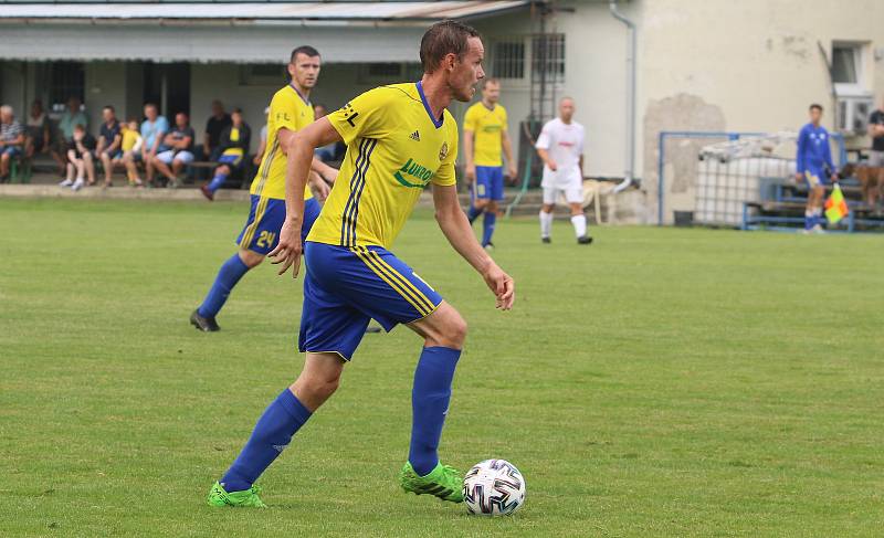 Fotbalisté Luhačovic (ve žlutých dresech) zvítězili na hřišti Sokola Veselá 4:3.