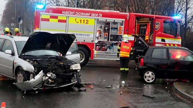 Srážka dvou aut na Třídě T. Bati ve Zlíně na Štědrý den 2020