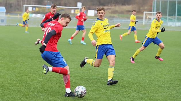 Starší dorostenci Zlína (žluté dresy) ve třetím přípravném zápase remizovali s Rakówem Częstochowa 1:1