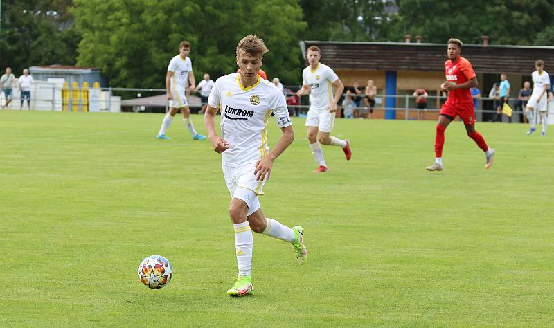 Fotbalisté Zlína B (bílé dresy) v sobotním přípravném zápase na Vršavě remizovali s juniorkou Zbrojovky Brno 2:2.