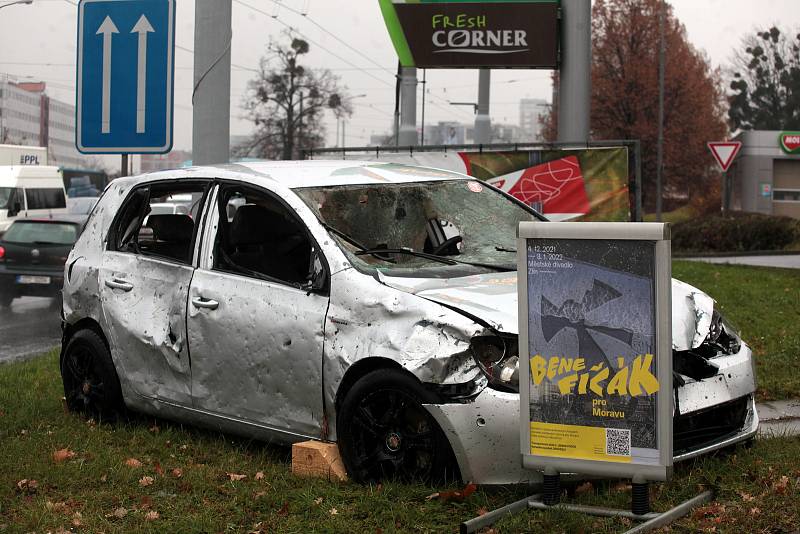 Vrak automobilu u  benzínky MOL ve Zlíně.