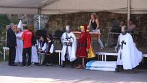 Živé šachy, bílá paní a kastelán, coby středověký královský správce. Na brumovskobylnickém hradu ze 13. století otevírali již 19. sezonu. Konal se i 22. šachový turnaj. Ve finále O pohár kněží Mariánů se utkali dva mladíci. Z hradní věže ovládali figury s