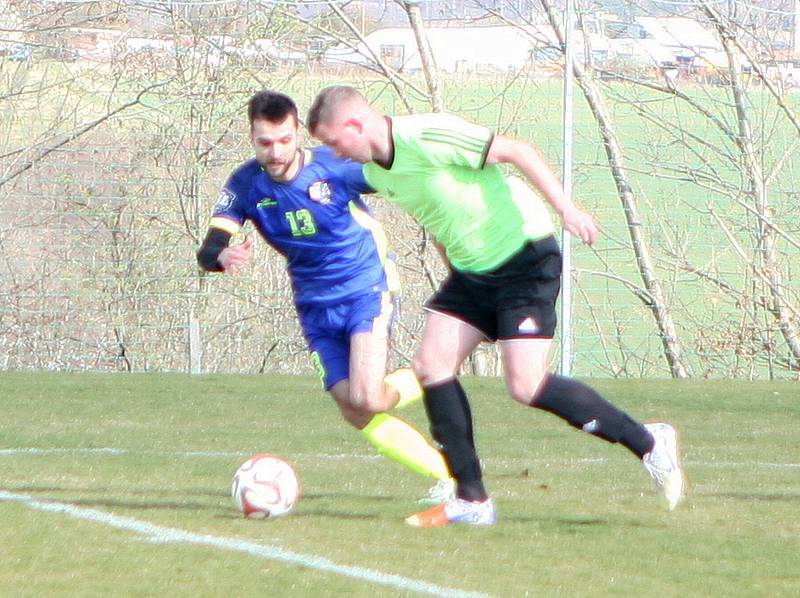 Fotbalisté Lhoty (v modrém) o víkendovém 16. kole I. B třídy skupiny B doma porazili Slavkov 6:2.