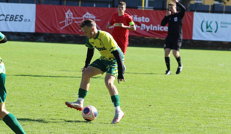 Fotbalisté Brumova (v červeném) v rámci 11. hraného kola krajského přeboru doma podlehli Napajedlům 2:6.