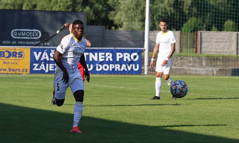 Fotbalisté Zlína (bílé dresy) v Lanžhotě zvítězili 2:0.