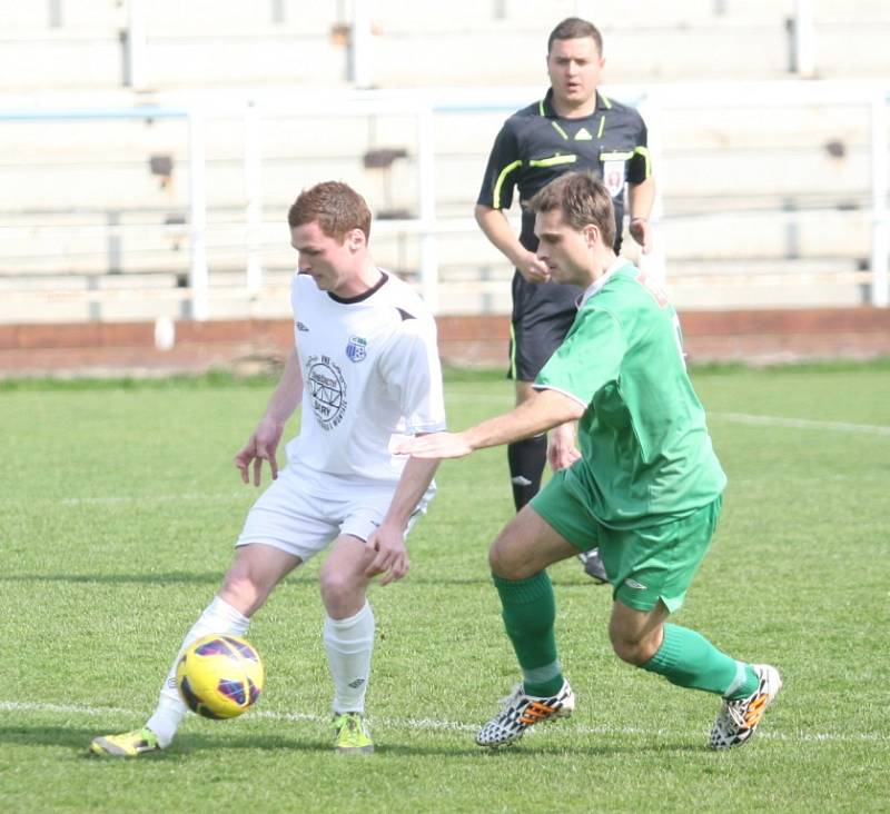 Fotbalisté Slušovic (v zeleném) duel proti zachraňujícím se Vidčím hrubě nezvládli a doma prohráli 0:3. 