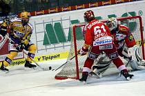 Zlínští extraligoví hokejisté (ve žlutém) hráli v pátém čtvrtfinálovém zápase se Slavii o přežití v play off. 
