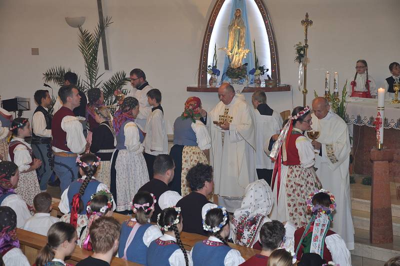 Slavnostní mše svatá. Po ní následovalo svěcení pramenů luhačovickým farářem Hubertem Wojcikem.  foto: Renáta Večerková