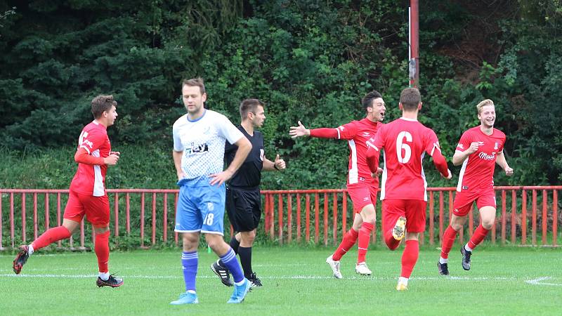 Fotbalisté Otrokovic (modrobílé dresy) proti Blansku prohráli 2:4.