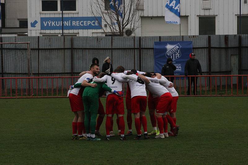 Fotbalisté Otrokovic (modré dresy) ve 22. kola MSFL i bez vyloučeného Kišky zdolali vedoucí Kroměříž 2:1.