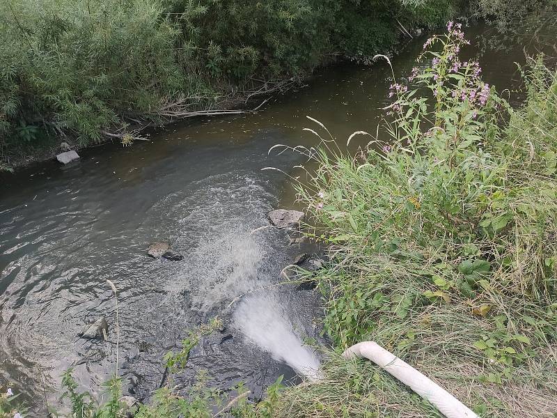 Hasiči zasahují u úniku splašků do řeky Vláry na Zlínsku. 11.srpna 2022