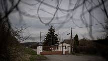 Brána areálu muničního skladu ve Vrběticích, 22. dubna 2021. Vrbětický muniční sklad v roce 2014 explodoval. Po sedmi letech vyšlo najevo podezření na zapojení ruské tajné služby do výbuchu.