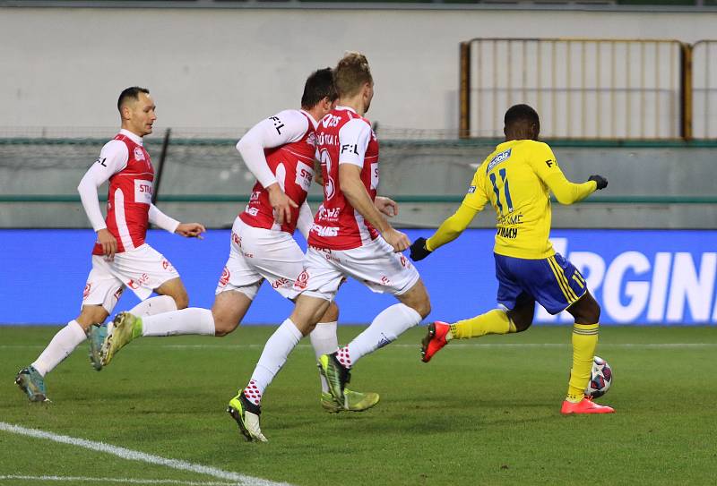 Fotbalisté Zlína (ve žlutých dresech)  ve 13. kole FORTUNA:LIGY remizovali s Pardubicemi 0:0.