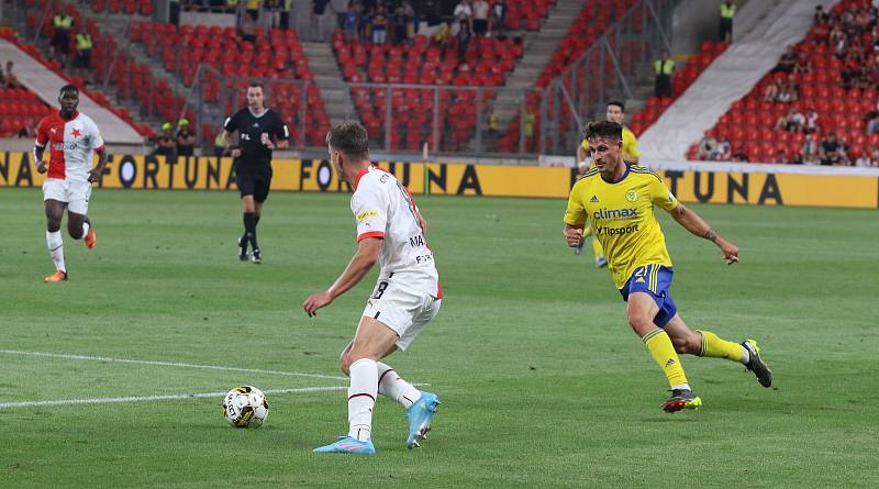 Fotbalisté Zlína (žluté dresy) ve 2. kole FORTUNA:LIGY prohráli se Slavií Praha 1:4.