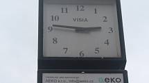 Zastaralé, nefunkční hodiny na autobusovém nádraží ve Zlíně vystřídají nové, digitální.