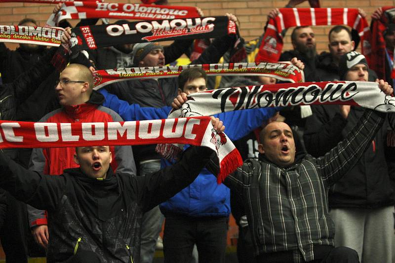 Hokejisté Zlína (ve žlutých dresech) se ve 38. kole extraligy utkali s Olomoucí.