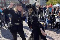 Čarodějnice a černokněžníci roztančili náměstí Míru ve Zlíně.
