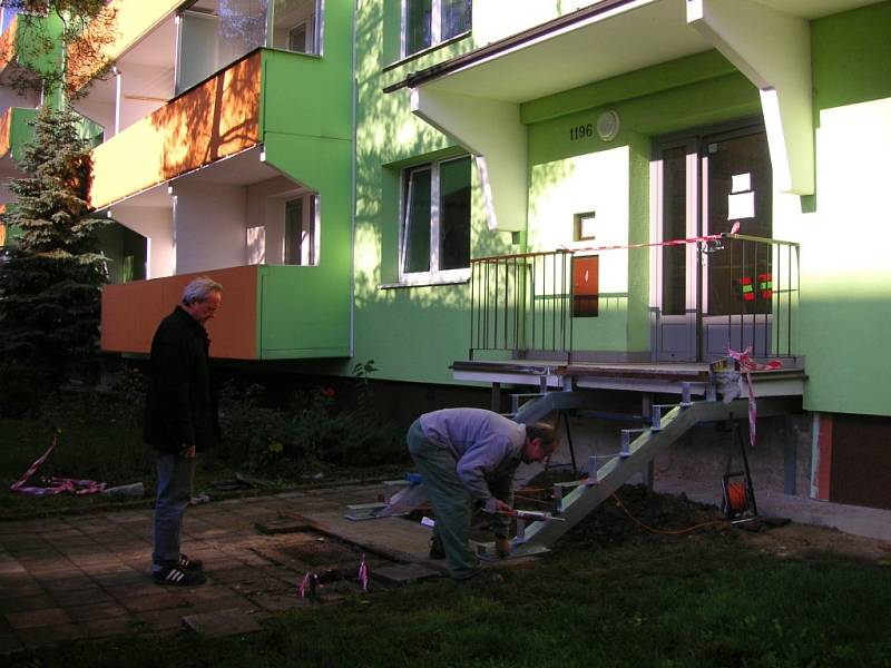 Bytové domy v ulici Kapitána Jaroše na sídlišti Trávníky v Otrokovicích mají nové venkovní schody. Ty staré byly totiž už v havarijním stavu, pod jedním obyvatelem také před časem jeden schod praskl.