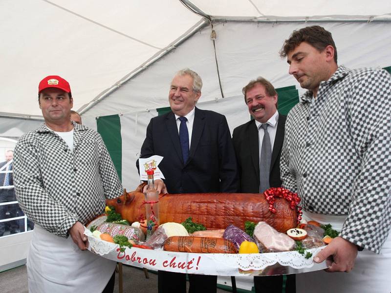 Návštěva prezidenta Miloše Zemana ve Zlínském kraji.  Velkořeznictví firmy Matula v Lechoticích.