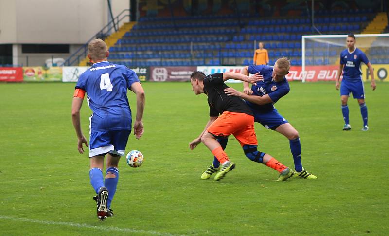 Fotbalisté Kateřinic (černé dresy) ve finále Zlínského Poháru KFS porazili Morkovice 1:0.