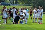 Fotbalisté Kvasic (v bílém) ve druhém kole krajského přeboru před početnou hodovou návštěvou porazili nováčka z Francovy Lhoty vysoko 5:0.