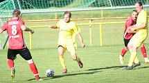 Fotbalisté Kvasic (v červeném) v 10. kole krajského přeboru naplno potvrdili roli favorita a před svými fanoušky jasně 4:0 porazili Nedašov.