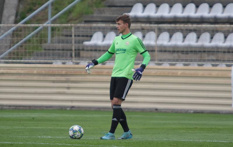 Fotbalisté Kroměříže (červenobílé dresy) v dalším přípravném utkání podlehli posílenému béčku Zlína 1:2