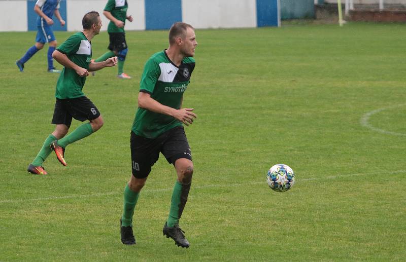 Slušovičtí fotbalisté (modré dresy) doma porazili Velké Karlovice 1:0.