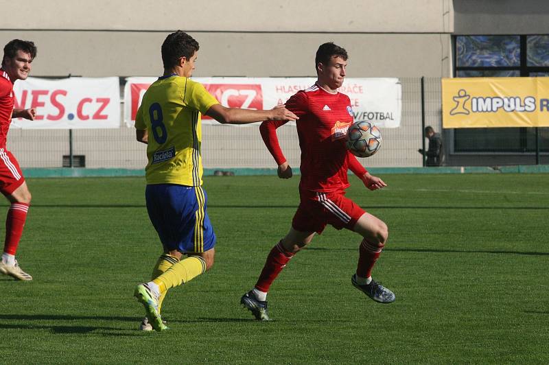 Fotbalisté Zlína B (žluté dresy) se v páteční předehrávce 11. kola MSFL utkali s rezervou Sigmy Olomouc.