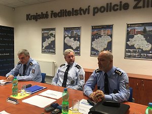 Zleva: náměstek ředitele pro službu kriminální policie a vyšetřování Jindřich Kučera, ředitel krajského ředitelství zlínské policie Jaromír Tkadleček, náměstek ředitele pro vnější službu Bohdan Varyš.