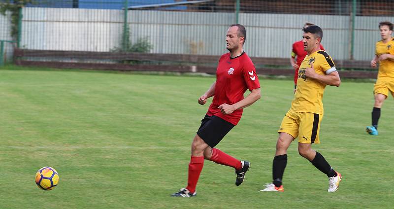 Fotbalisté Příluk (v červeném) ve 4. kole I. B třídy skupiny A o víkendu doma porazili Hovězí 5:0. I díky premiérové vychytané nule "brankáře" Zdeňka Juliny.