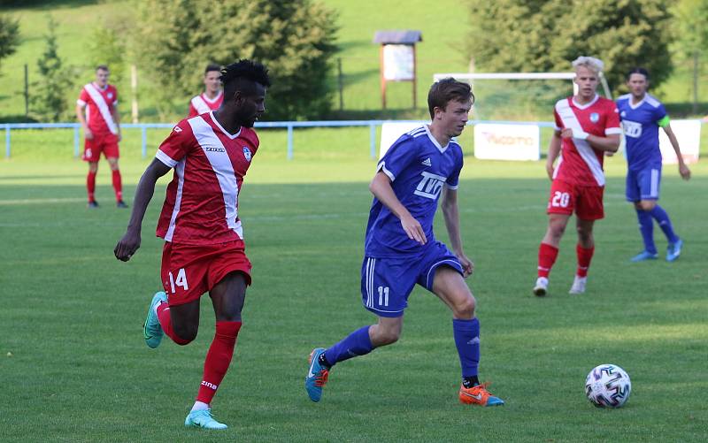 Dvizní fotbalisté Slavičína (v modrém) v rámci středečního 1. kola MOL Cupu doma vyřadili třetiligový Frýdek-Místek v prodloužení 3:2. Foto: pro Deník/Jan Zahnaš