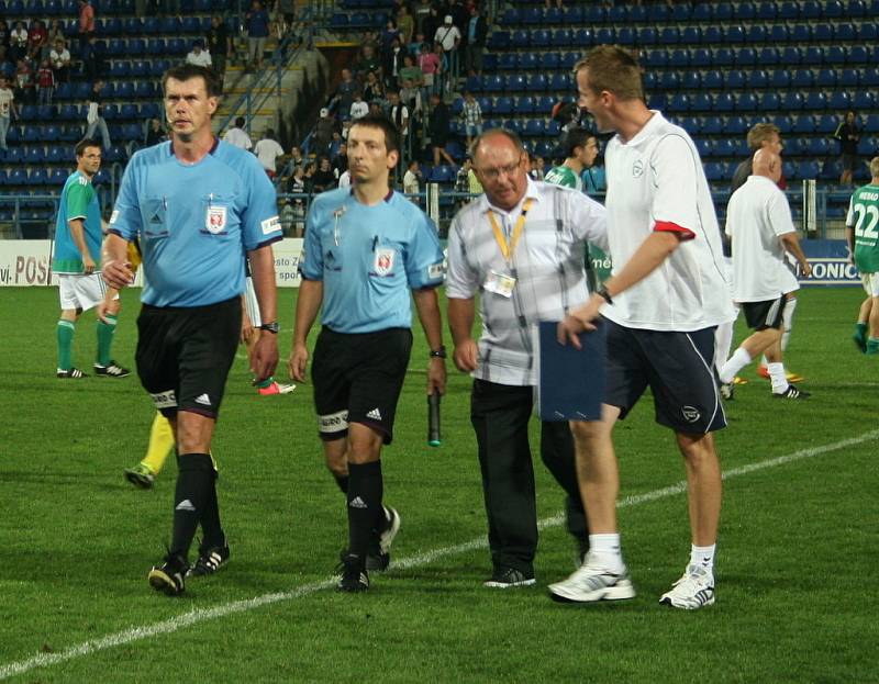 Druholigoví fotbalisté Fastavu Zlín (ve žlutém) ve 4. kole doma podlehli Bohemians 1905 0:1 brankou z velmi příšně nařízené penalty.