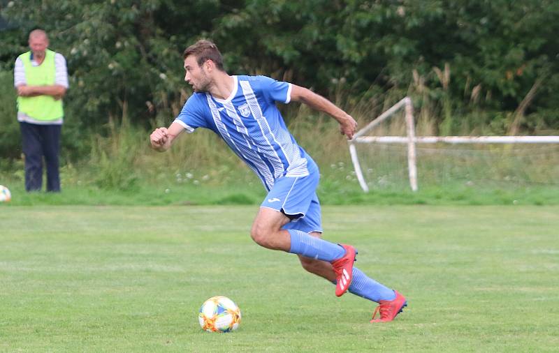 Fotbalisté Hluku (modrobílé dresy) otočili zápas ve Fryštáku, kde po přestřelce zvítězili 5:4.