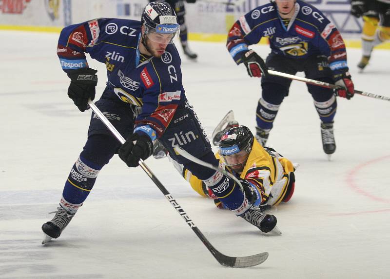 Extraligoví hokejisté Zlína (v modrém) ve 26. kole vyzvali doma Litvínov. Na snímku střílí první gól Zabusovs