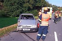 Záchranáři zasahují v úterý 12. září 2023 dopoledne u Březůvek, kde mladý řidič havaroval s vozem Škoda Felicia do mostku.