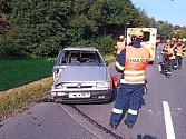 Záchranáři zasahují v úterý 12. září 2023 dopoledne u Březůvek, kde mladý řidič havaroval s vozem Škoda Felicia do mostku.