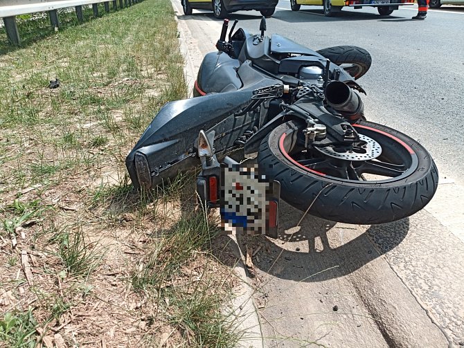 Nehoda mladého motorkáře a kamionu uzavřela v úterý dálnici D55 z Napajedel do Otrokovic.