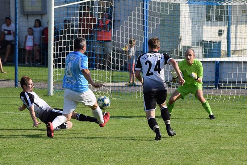Fotbalisté Ořechova (v modrých dresech) v prvním mistrovském zápase porazili nováčka z Topolné 3:1.