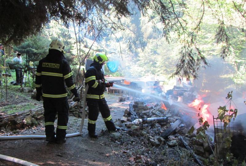 Plameny zničily celou chatku. Její uživatel byl lehce popálen