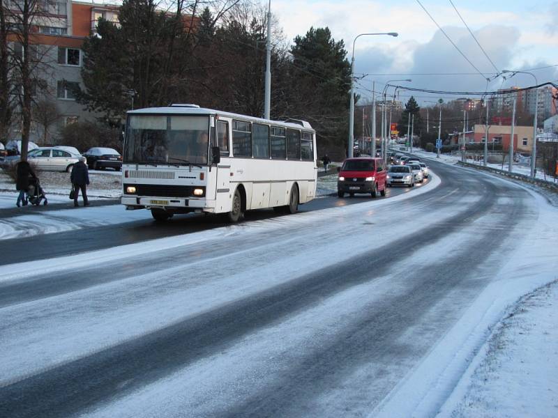 První sníh zkomplikoval v pondělí 28. 11. dopravu ve Zlíně.