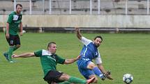 Slušovičtí fotbalisté (modré dresy) doma porazili Velké Karlovice 1:0.