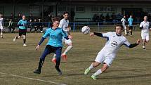 Fotbalisté Tlumačova (bílé dresy) v dohrávce 11. kola krajské I. B třídy skupiny C podlehli Polešovicím 0:2.