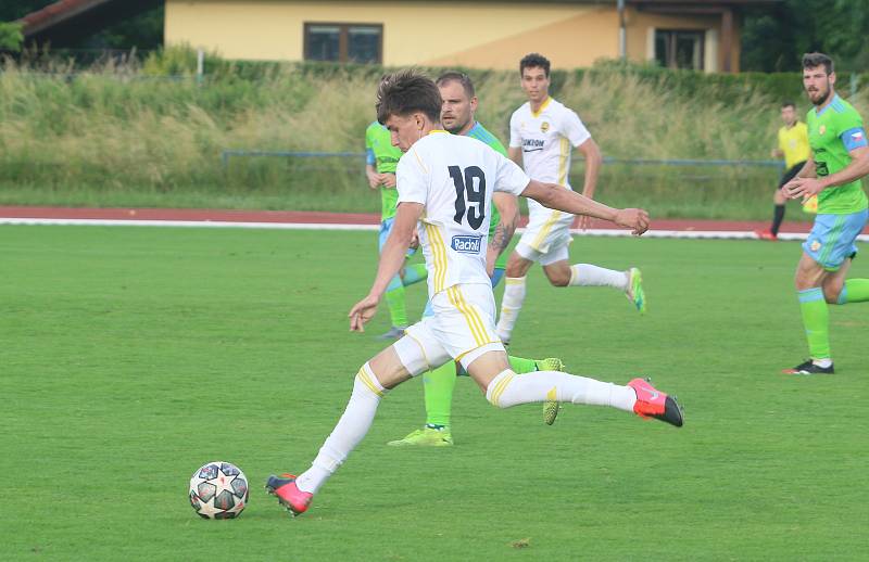 Fotbalisté Zlína B (bílé dresy) na úvod přípravy zvítězili a hřišti v Hranicích na Moravě 4:1.