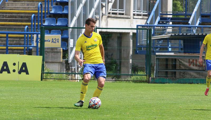 Fotbalisté Zlína B (žluté dresy) v nedělním zápase 29. kole MSFL na Letné remizovali s Frýdkem-Místkem 2:2.