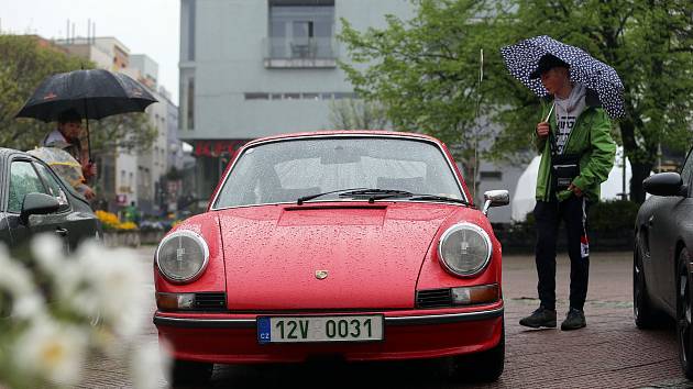 OBRAZEM: Luxus na čtyřech kolech. Ve Zlíně si dali sraz majitelé vozů  Porsche - Zlínský deník