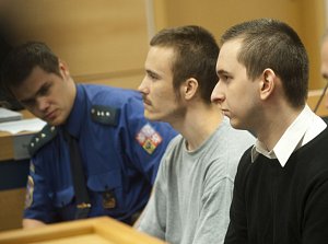 Maroš Straňák (vlevo) a David Šimon před Krajským soudem ve Zlíně. Archivní foto.
