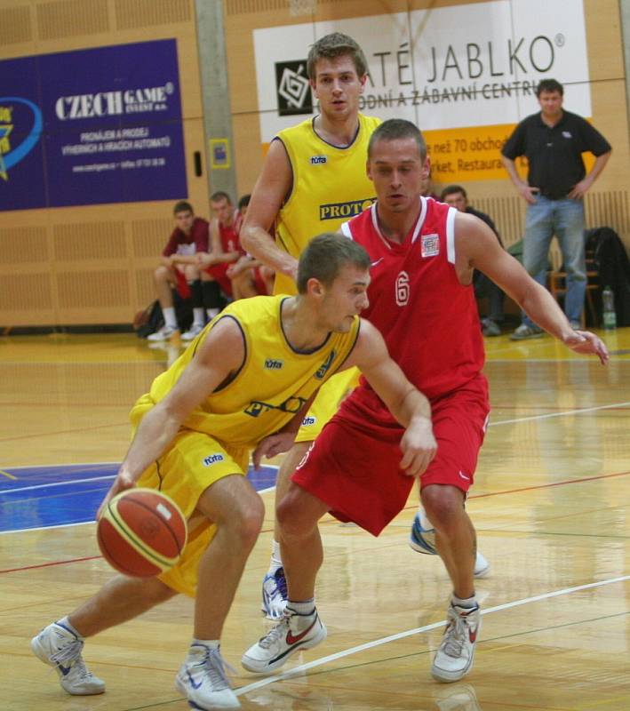 Zlínští basketbalisté (ve světlém) lídra soutěže nepřekvapili. Sparta s přehledem vyhrála.